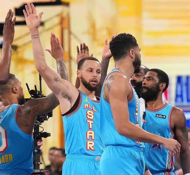 塔图姆巅峰对决，Uzi与70激战篮网分钟，问鼎冠军胜负难料！